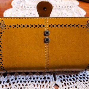 Lavemi RFID blocking leather wallet